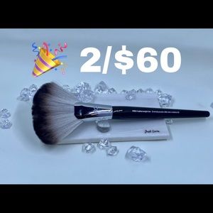 🎉Sephora Pro Featherweight Fan Brush #92